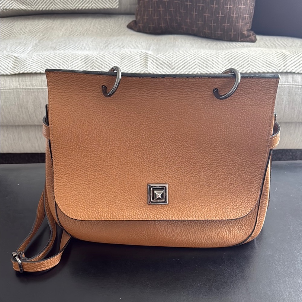 Elegant Tan Leather Shoulder Bag